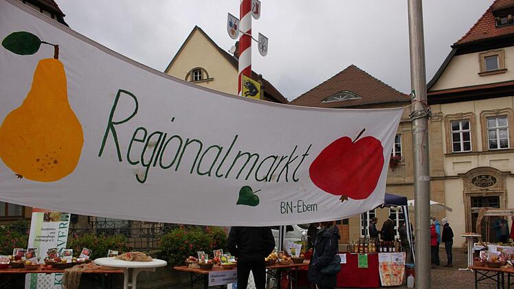 Am Platz um den Neptunbrunnen war der Regionalmarkt des BN. Hier konnte man nicht nur allerlei Produkte rund um den Apfel erwerben sondern auch eigene Äpfel zur Bestimmung vorzeigen.Katharina Becht