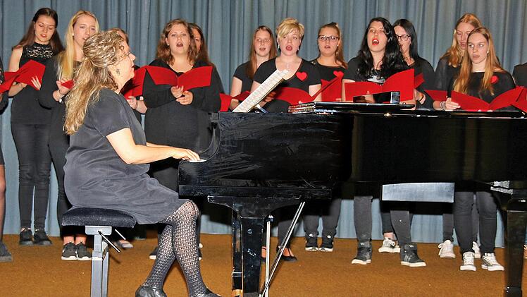 Die 50 jungen Damen des BBZ-Chores umrahmten den Festakt musikalisch und bekamen für ihre Lieder viel Beifall. Dieter Britz