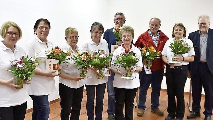 Mit einem Blumenstrauß und einem kleinen Präsent bedankte sich Bürgermeister Claus Bittenbrünn (rechts) bei den Organisatoren und Helfern der BRK-Seniorennachmittage (von links): Herta Keß, Brigitte Schmidt, Ortrud Reimann, Resi Dellert, Ruth Schmitt, Günter Voit, Manfred Biertempfel und Anne Grimmer.  Fotos: sn