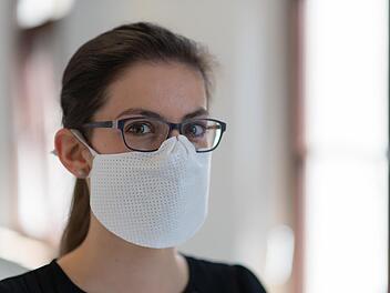 Je zwei dieser waschbaren Mehrwegmasken hat die Uniklinik Erlangen an jeden der rund 7500 Mitarbeiter ausgegeben. Sie  müssen bei der Arbeit verpflichtend getragen werden. Foto: Michael Rabenstein/Uniklinik Erlangen