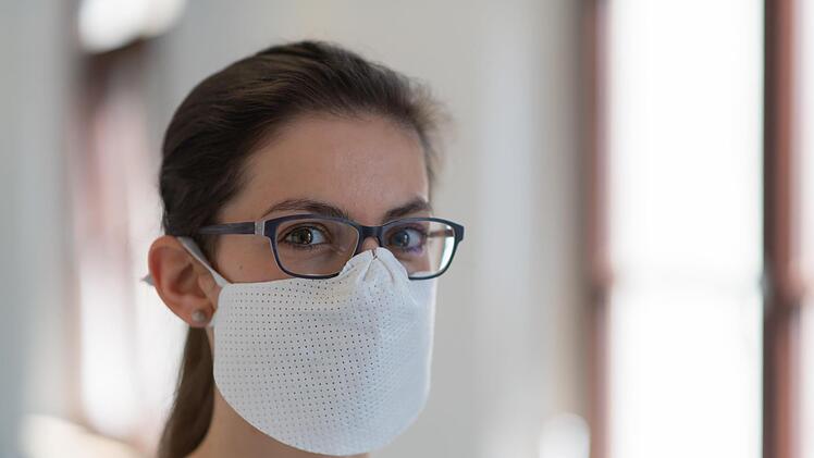 Je zwei dieser waschbaren Mehrwegmasken hat die Uniklinik Erlangen an jeden der rund 7500 Mitarbeiter ausgegeben. Sie  müssen bei der Arbeit verpflichtend getragen werden. Foto: Michael Rabenstein/Uniklinik Erlangen
