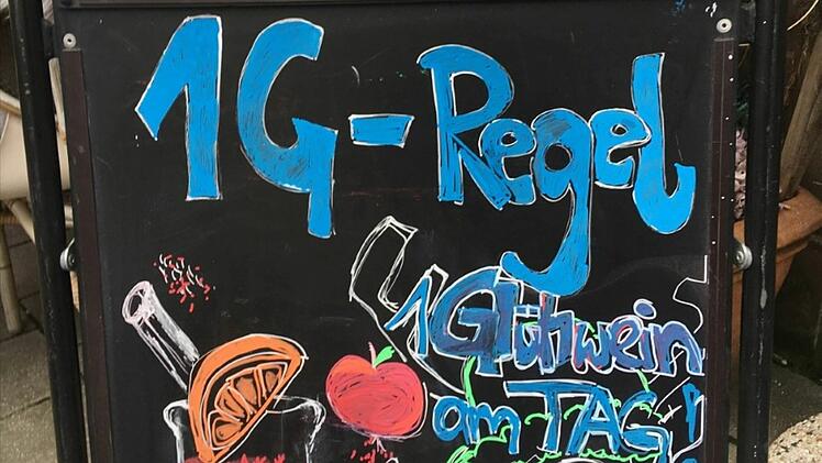 Auf einer Tafel wirbt das Café in Nürnberg mit der neuen 1-G-Regel.