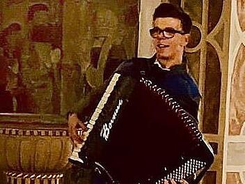 Nils Bauer bei seinem Konzert am Akkordeon.