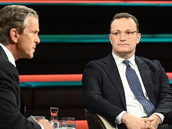 Jens Spahn (rechts) muss sich den Fragen von Markus Lanz stellen.