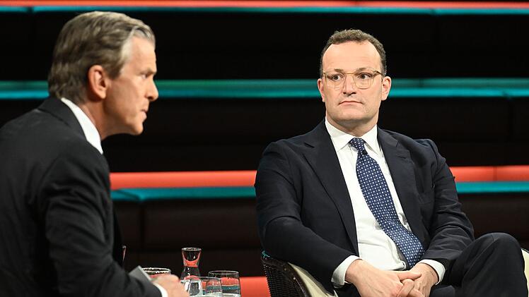 Jens Spahn (rechts) muss sich den Fragen von Markus Lanz stellen.
