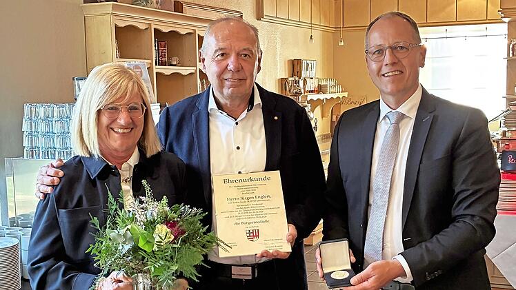 J&uuml;rgen Englert mit Gattin Ursula nimmt die B&uuml;rgermedaille von B&uuml;rgermeister Johannes Krumm f&uuml;r seine Verdienste in der Kommunalpolitik entgegen. Krumm selbst erhielt auch die B&uuml;rgermedaille.