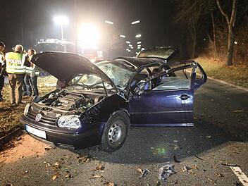 Bei diesem Horror-Unfall in der Silvesternacht starb ein 19-Jähriger auf der Theodor-Heuss-Allee in Forchheim. Acht junge Menschen wollten mit dem Wagen kurz nach Mitternacht zur nächsten Party fahren, die nur einen Kilometer entfernt war. Heute stand der Fahrer vor Gericht. Foto: News5
