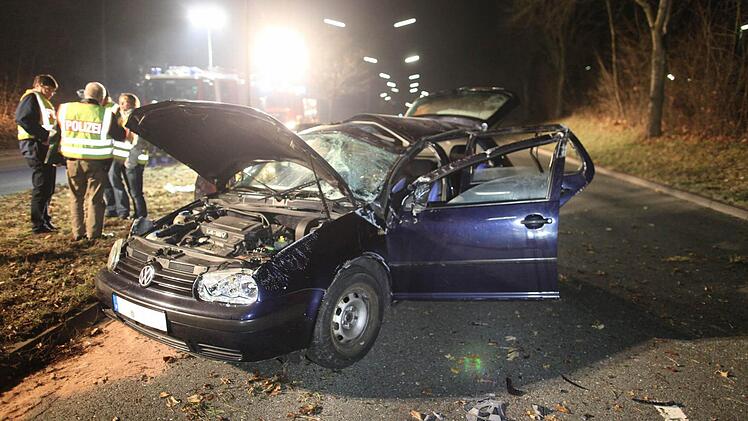 Bei diesem Horror-Unfall in der Silvesternacht starb ein 19-Jähriger auf der Theodor-Heuss-Allee in Forchheim. Acht junge Menschen wollten mit dem Wagen kurz nach Mitternacht zur nächsten Party fahren, die nur einen Kilometer entfernt war. Heute stand der Fahrer vor Gericht. Foto: News5