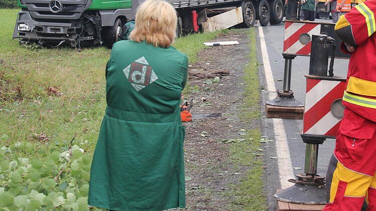 Der Havarist wird wieder auf die Straße gezogen