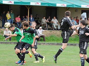 Augen zu und durch: Beherzt geht Pascal Hillenbrand in den Kopfball, bestaunt wird der Haarder dabei von seinem Teamkollegen Joshua Ramos sowie den Nüdlingern Nico Heer, Christian Pieper und Philipp Hofmann (von links).Hopf