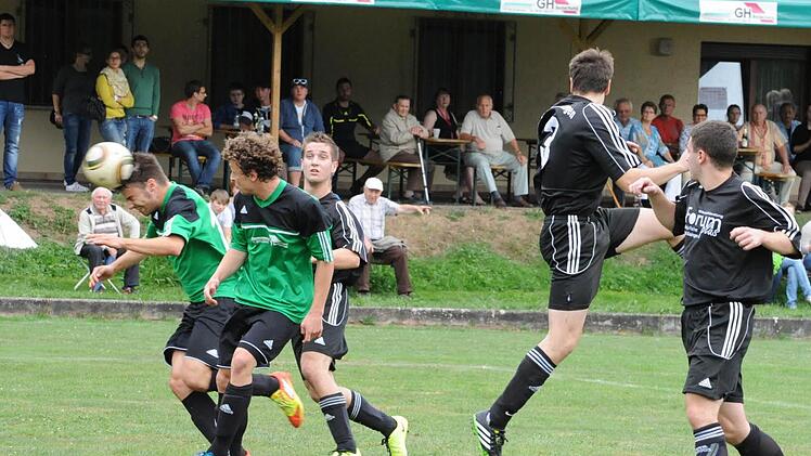 Augen zu und durch: Beherzt geht Pascal Hillenbrand in den Kopfball, bestaunt wird der Haarder dabei von seinem Teamkollegen Joshua Ramos sowie den Nüdlingern Nico Heer, Christian Pieper und Philipp Hofmann (von links).Hopf