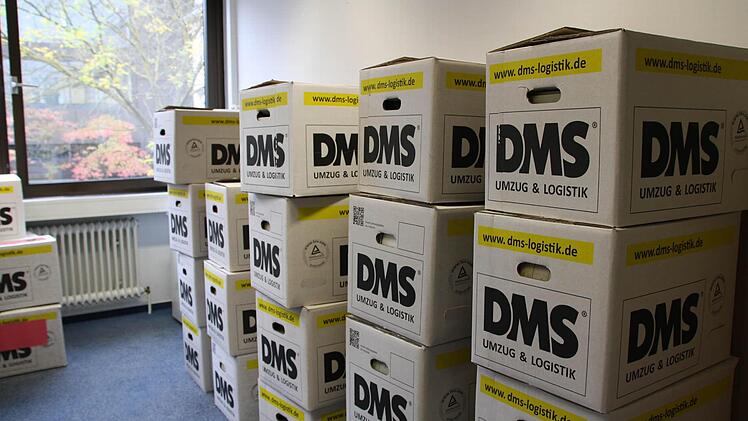 Die Umzugskartons stapeln sich in den Büros. Foto: Ralf Ruppert