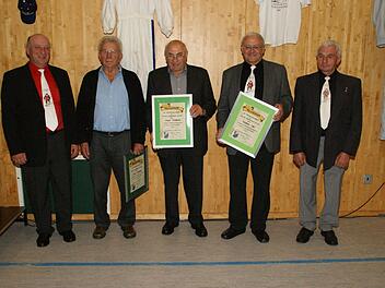 Die Skiclub-Vorsitzenden Jürgen Karg (links) und Alfons Neeb (rechts) mit den neuen Ehrenmitgliedern Emil Gehring, Edgar Eichhorn und Norbert Uhl. Fotos: Sabine Weinbeer
