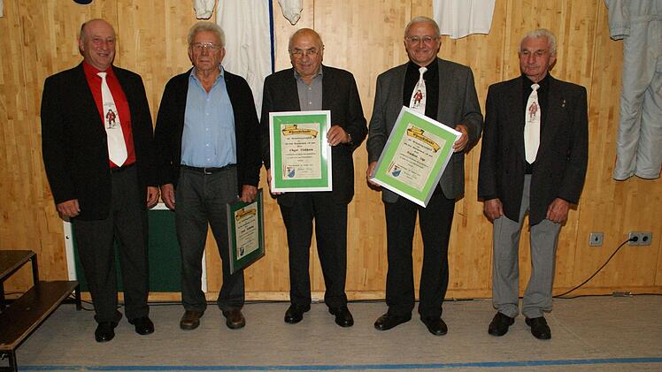 Die Skiclub-Vorsitzenden Jürgen Karg (links) und Alfons Neeb (rechts) mit den neuen Ehrenmitgliedern Emil Gehring, Edgar Eichhorn und Norbert Uhl. Fotos: Sabine Weinbeer