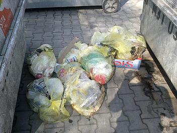 Die Gelben Säcke sind ein Ärgernis. Viele Haushalte im Landkreis Kulmbach klagen darüber, dass die Säcke zu leicht reißen.  Foto: privat