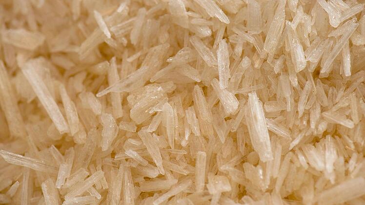 Sichergestelltes N-Methylamphetamin (umgangssprachlich abgekürzt Meth oder Crystal) . Foto: Arno Burgi/dpa