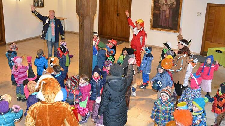 Kindergartenkinder stürmten am Altweiberfasching das Münnerstädter Rathaus. Foto: Björn Hein