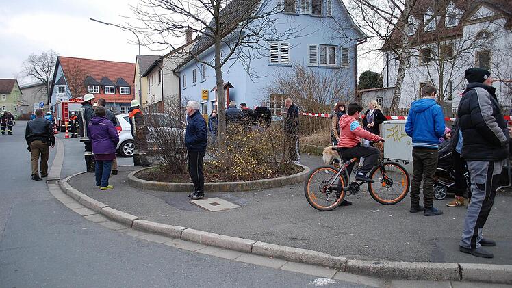 Zahlreiche Schaulustige verfolgten den Einsatz der Rettungskräfte.