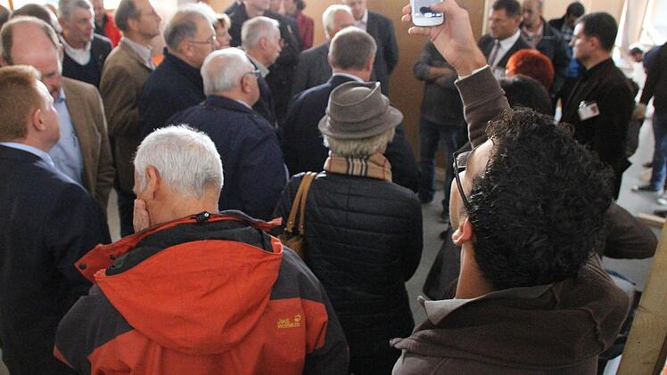 Kreisausschuss Bad Kissingen besucht Notunterkunft. Foto: Benedikt Borst