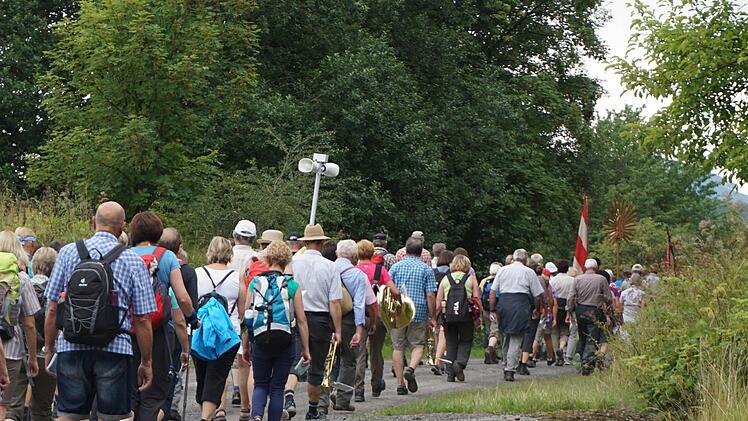 Schranke auf: Für die Wegfurter Wallfahrer öffnet sich einmal im Jahr die Schranke zum Truppenübungsplatz Wildflecken.  Foto: Marion Eckert