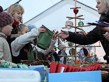 Am Stand der Grundschule Lonnerstadt verkauften die Kinder Weihnachtsartikel, die sie selbst gebastelt hatten. Foto: Yannick Hupfer