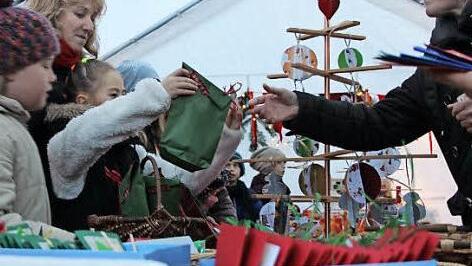 Am Stand der Grundschule Lonnerstadt verkauften die Kinder Weihnachtsartikel, die sie selbst gebastelt hatten. Foto: Yannick Hupfer