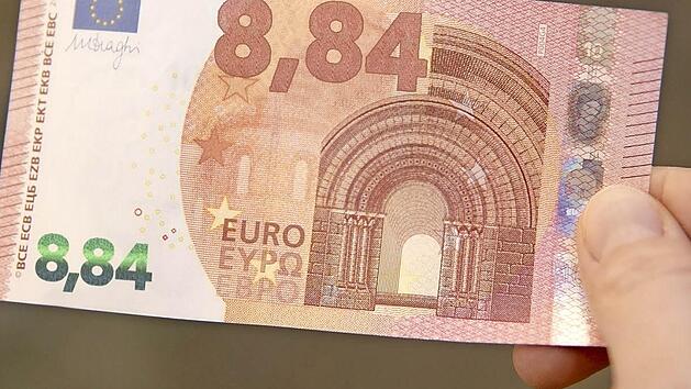 So einen Geldschein gibt es nat&uuml;rlich nicht, aber die Gewerkschaft Nahrung, Genuss, Gastst&auml;tten (Bezirk Unterfranken) macht damit auf den neuen Mindestlohn von 8,84 Euro aufmerksam.  Foto: NGG