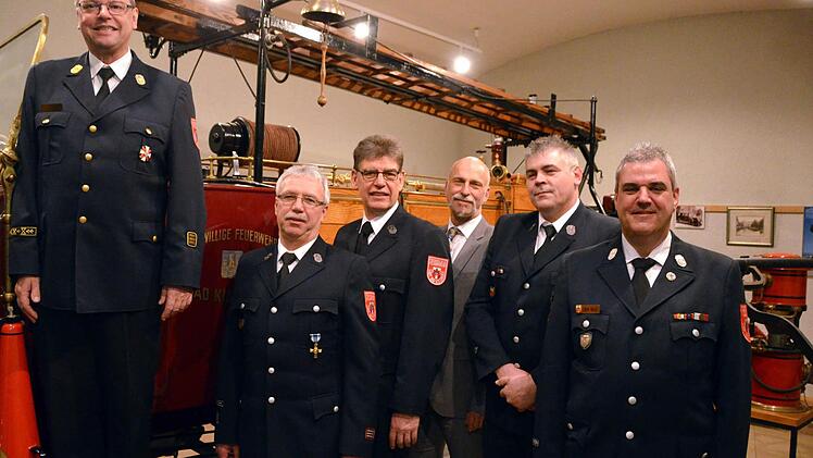Je zwei Kameraden zeichnete die Freiwillige Feuerwehr Bad Kissingen für 25 und 40 Jahre aktiven Dienst aus (von links): Willi Führer, Kommandant Harald Albert, Ralf Weingärtner, Oberbürgermeister Kay Blankenburg, Christian Harnus und Michael Wolf. Fotos: Peter Rauch