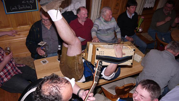 A echte Gaudi: das Wirtshaussingen in Ebersdorf bei Coburg. Foto: Berthold Köhler