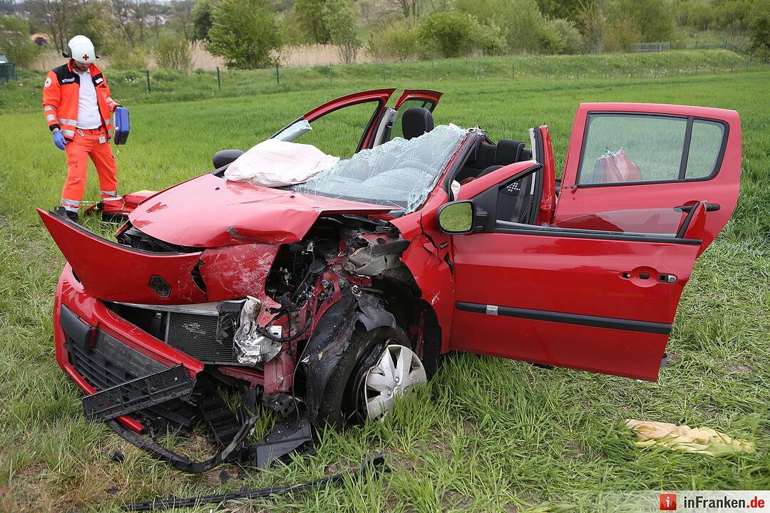 Frontalcrash auf der Landstra§e: Beide Fahrer eingeklemmt - Zwei Personen schwerst verletzt Ð Zwei Rettungshubschrauber vor Ort