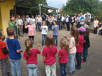 Beim Kreisentscheid hatten die Kindergartenkinder die Jury mit einem Tanz begrüßt. Nun zum Bezirksentscheid des Wettbewerbes "Unser Dorf hat Zukunft - Unser Dorf soll schöner werden" wird der Kindergarten erneut eine Station sein.  Foto: Archiv/Stefan Geiger