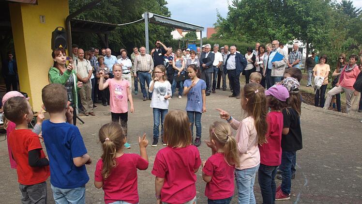 Beim Kreisentscheid hatten die Kindergartenkinder die Jury mit einem Tanz begrüßt. Nun zum Bezirksentscheid des Wettbewerbes "Unser Dorf hat Zukunft - Unser Dorf soll schöner werden" wird der Kindergarten erneut eine Station sein.  Foto: Archiv/Stefan Geiger