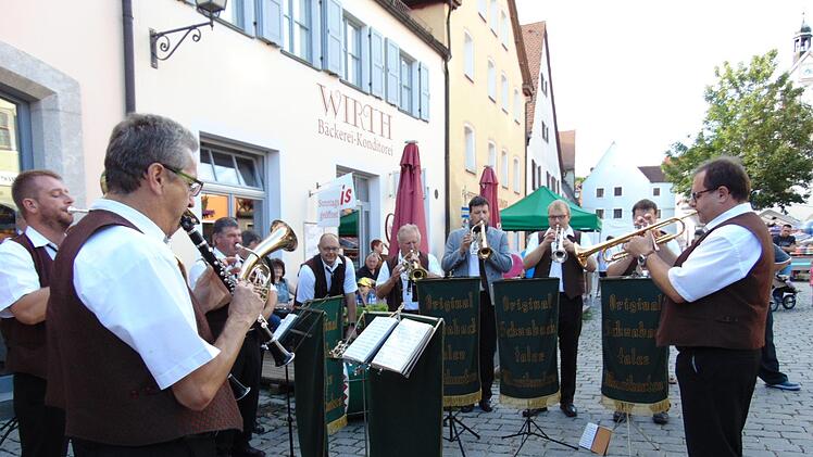 Die Original Schwabachtaler spielen auf. Foto: Petra Malbrich