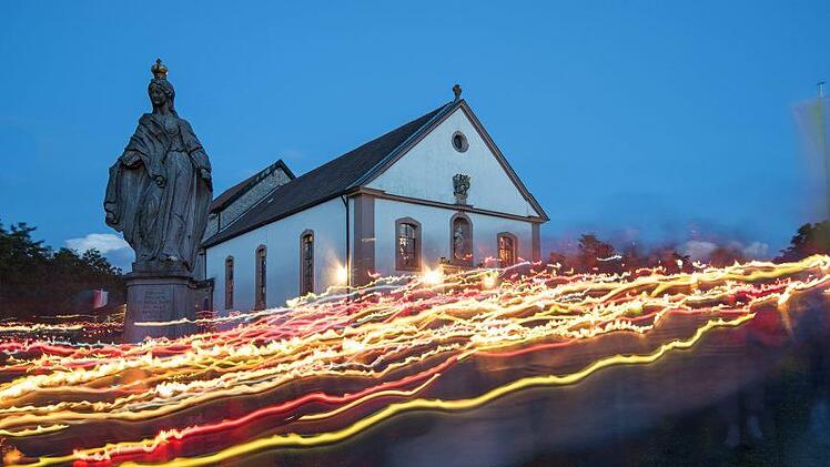 Eine Lichterfeier fand vor dem Hochfest Mariä Himmelfahrt auf dem Maria Ehrenberg statt. Foto: Jürgen Hüfner