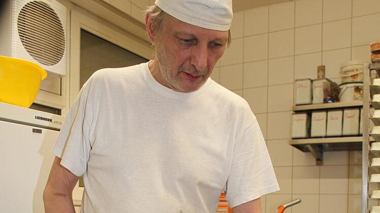 Bei gefüllten Krapfen nimmt Bäcker Ralf Groß zwei Stangen zum Wenden. Foto: Sonny Adam