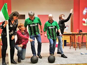 Vereinswirtin (Anja Mützel; von links) und Krankenschwester (Yvonne Kleinhenz) trainieren Mittelstürmer (Andreas Schmitt) und Libero (Thomas Saal), während eine Hausfrau (Gabi Heinrich) dem Torwart (Jonas Kiesel) das Fangen beibringt.  Sigismund von Dobschütz