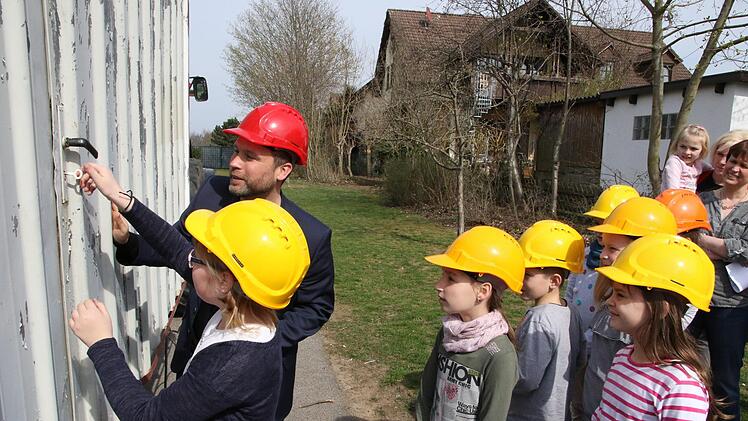 Alle sind ganz gespannt: Der Bauwagen wird erstmals aufgeschlossen. Foto: Desombre