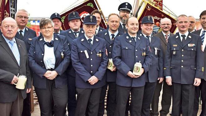 Landrat Hermann Ulm (hinten r.) zeichnete beim Jubiläum langjährige Mitglieder der Feuerwehr aus.
