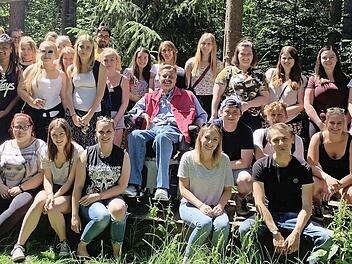 Was lernt man und wie lehrt man in einem "Grünen Klassenzimmer"? Das erfuhren die Studierenden von Försterin Katharina Schafhauser (rechts vorne) und Dozent Peter Brech (Mitte) an der Fachakademie für Sozialpädagogik Haßfurt auf einer Exkursion nach Ibind.  Foto: sw