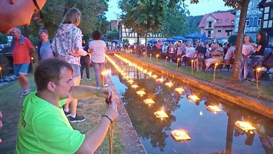 Peter Donath entzündet die Fackeln am gestauten Mühlbach. 