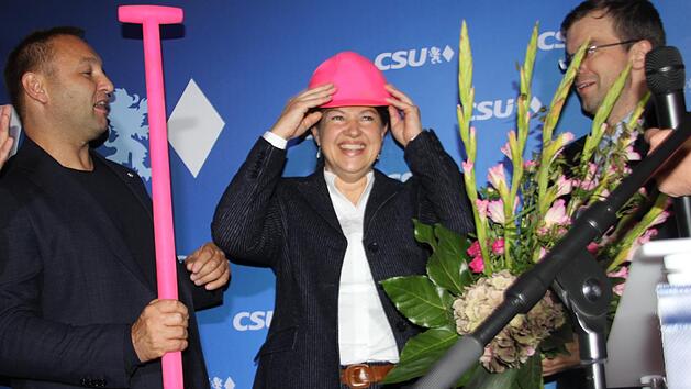 Angela Hofmann setzt sich schon mal den Bauhelm auf.  Foto: Veronika Schadeck