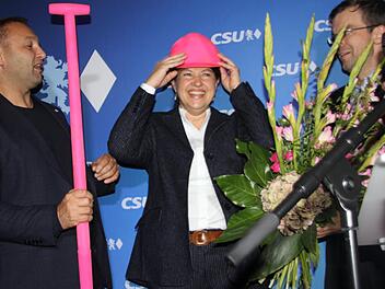 Angela Hofmann setzt sich schon mal den Bauhelm auf.  Foto: Veronika Schadeck