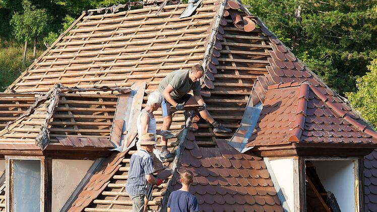 Den Abriss des alten Feuerwehrhauses führte Ortssprecher  Johannes Krumm mit den Engenthalern im August 2018 durch.Tanja Krumm