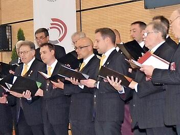 Es wird wohl noch etwas Geduld brauchen, bis man wieder in Eintracht und in frohem Einklang auf der Bühne gemeinsam singen kann wie hier beim Benefizkonzert 2019 die Sängervereinigung "Edelweiß" Windheim unter der Leitung von Markus Häßler. Fotos: Karl-Heinz Hofmann