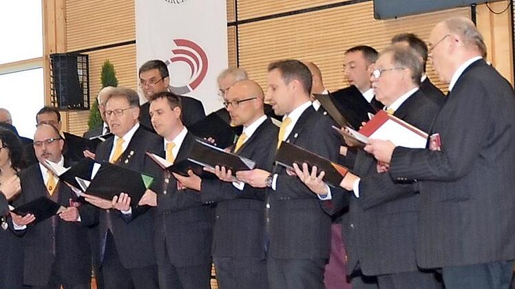 Es wird wohl noch etwas Geduld brauchen, bis man wieder in Eintracht und in frohem Einklang auf der Bühne gemeinsam singen kann wie hier beim Benefizkonzert 2019 die Sängervereinigung "Edelweiß" Windheim unter der Leitung von Markus Häßler. Fotos: Karl-Heinz Hofmann