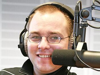 Mit Kopfhörer und Mikro begann der berufliche Werdegang von Sebastian Straubel.