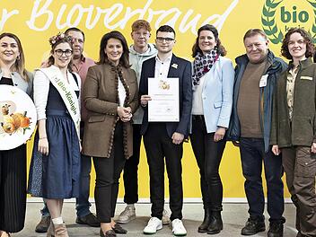 Freuen sich über die Auszeichnung (v.l.): Maria Hohenester (Geschäftsführerin LVÖ Bayern), Anna-Lena II. (Bio-Königin), Florian Dietz (Biolandhof Fedder), Michaela Kaniber (Bayerische Staatsministerin für Ernährung, Landwirtschaft, Forsten und Tou...