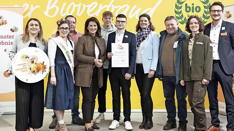 Freuen sich über die Auszeichnung (v.l.): Maria Hohenester (Geschäftsführerin LVÖ Bayern), Anna-Lena II. (Bio-Königin), Florian Dietz (Biolandhof Fedder), Michaela Kaniber (Bayerische Staatsministerin für Ernährung, Landwirtschaft, Forsten und Tou...