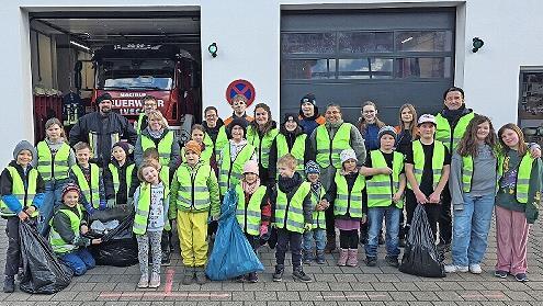 Diese jungen M&uuml;llsammler leisteten einen Beitrag f&uuml;r ein sauberes Ortsbild.