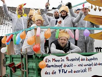 Nicht mit verrückten, sondern verbrannten Hühnern hatten die Kegler ihre Probleme. Auch mit der Rechtschreibung hapert's ein bisschen - zum kaputtlachen. Fotos: Günther Geiling